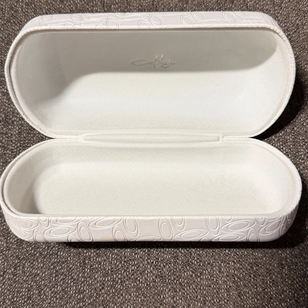 Oakley Sunglasses Hard Case. Excellent condition. Never used.